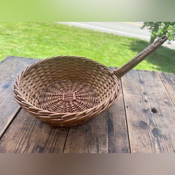 Vintage Brown Wicker Basket Frying Pan Figural Kitchen Rustic Decor Rattan - Picture 1 of 4